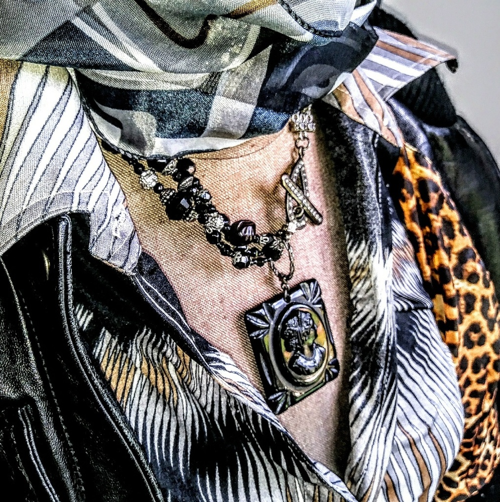 Handmade one of a kind cameo necklace black/silver